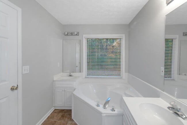 Building Photo - Coming Soon....Gorgeous 3bedroom 2bath in Stockbridge, GA!