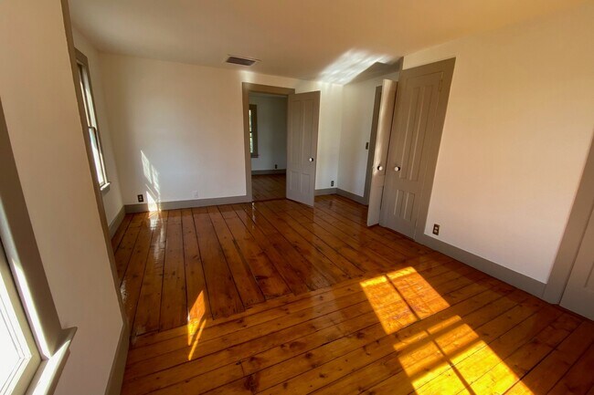 Building Photo - 12 Scholes Ln