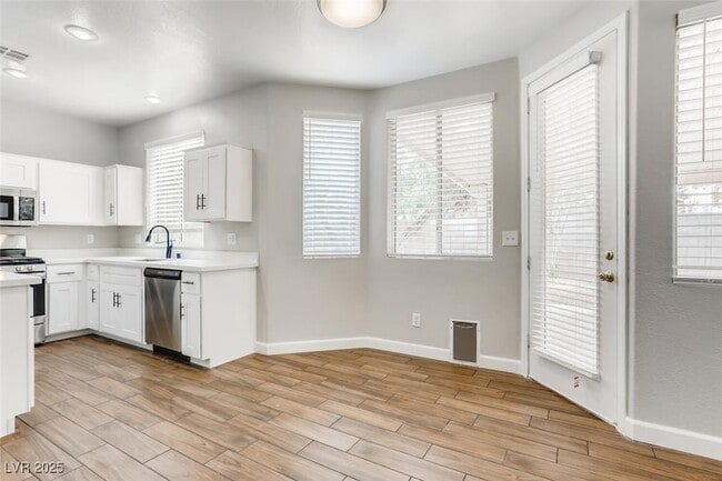 Building Photo - 1124 Coral Rainbow Ave