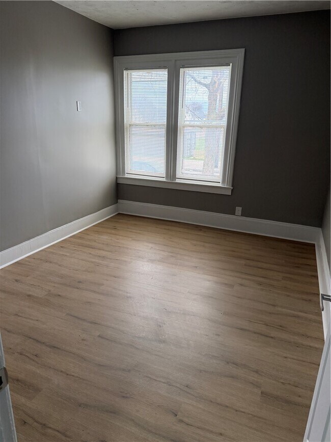 Building Photo - 43 York St