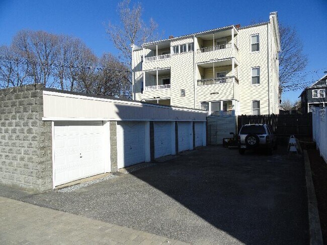Primary Photo - 35 Bond St