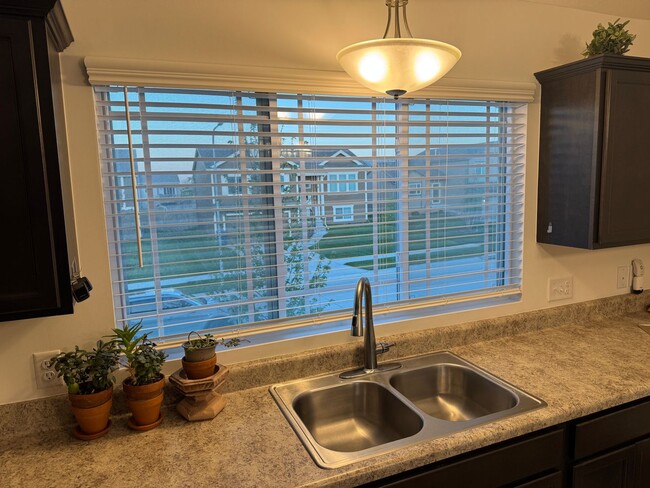 Building Photo - Modern Home With Open Layout For Rent In B...