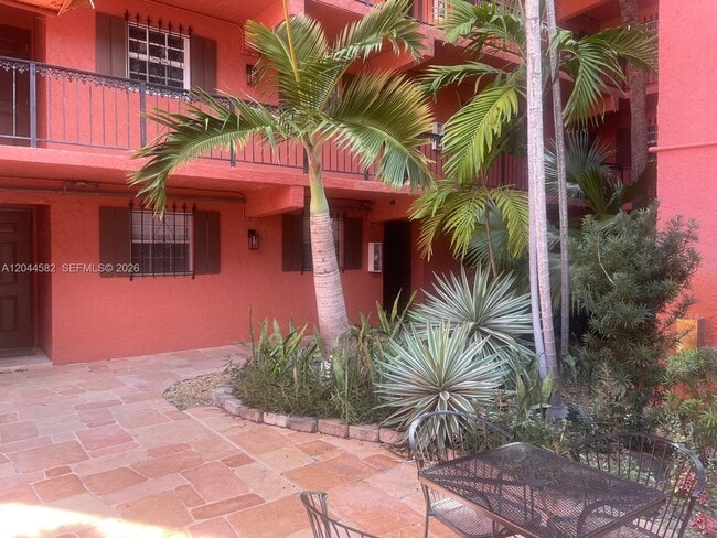 Building Photo - 660 Tennis Club Dr