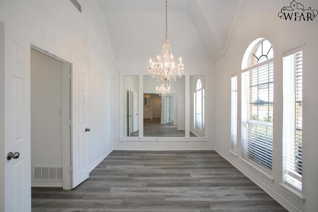 Building Photo - 8 Canyon Bluff Ct