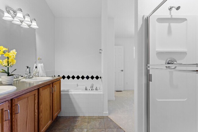Building Photo - Recently Updated 3 Bedroom 2 Bath Home - B...