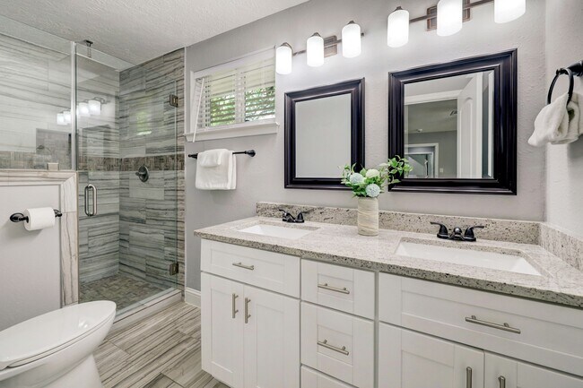 Building Photo - 10903 Hillcroft St