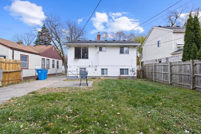Building Photo - Hardwood Floors- Large Space - Garage