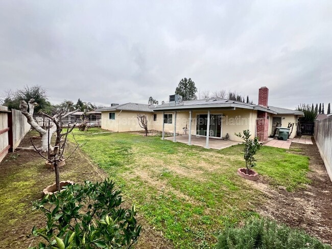 Building Photo - 529 E Escalon Ave