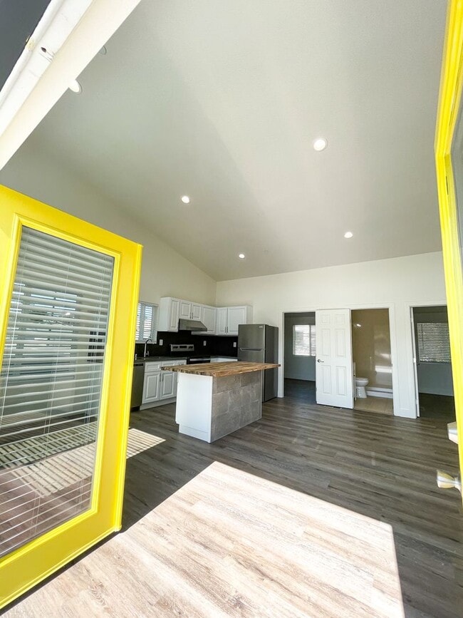 Building Photo - 3 Bedroom House with LARGE balcony!