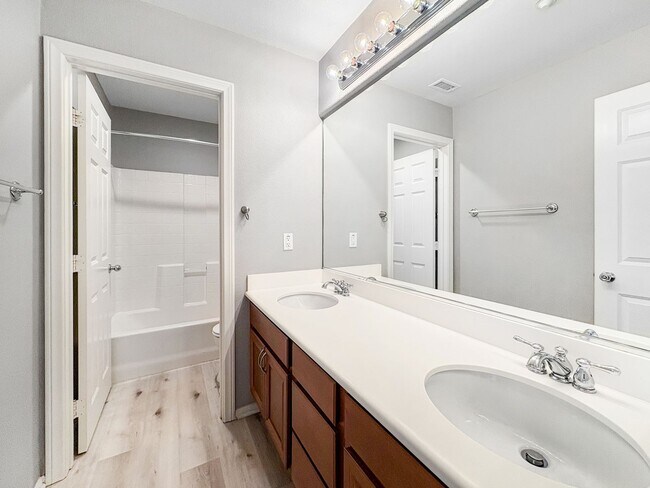 Building Photo - Stunning 4B/2.5BA House in Vista!