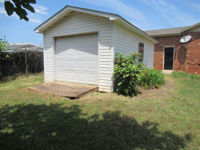 Building Photo - Denver Four Bedroom Home For Rent!