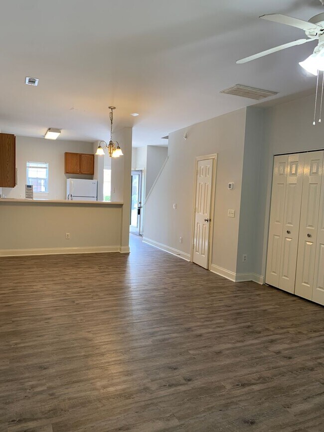 Building Photo - 2 Bedroom 1.5 Bath Townhome in Pleasant Gr...
