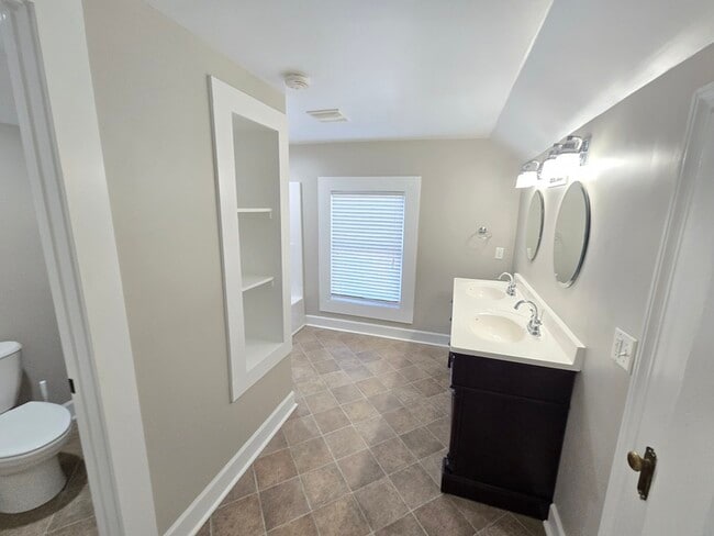 Building Photo - 4094 University Dr