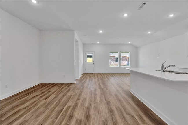 Building Photo - 600 S Neon Ave