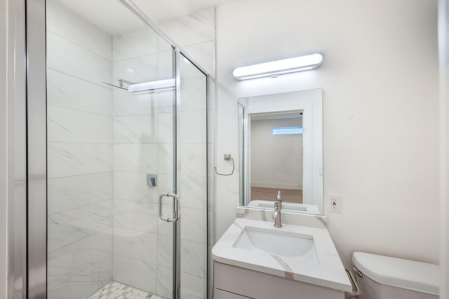 Building Photo - Modern Munger Place townhome with city sky...
