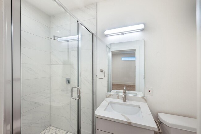 Building Photo - Modern Munger Place townhome with city skyline views