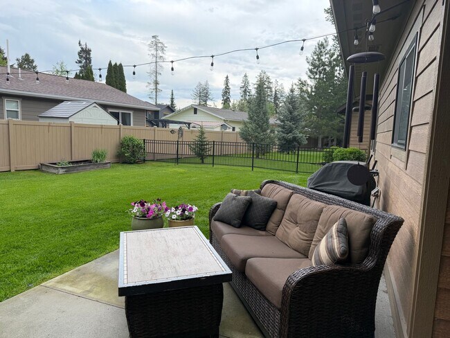 Building Photo - New Whitefish Rental - 3 Bedroom/2.5 Bath Beautiful Updated Home (Unfurnished). Available Aug 1st.