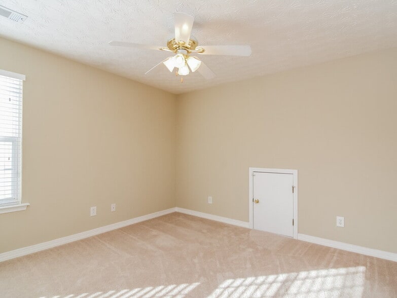 Building Photo - 341 Meadows Ln