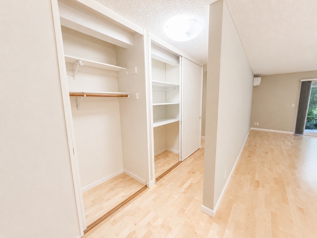 Building Photo - Live Next to Washington Park! Spacious 2-Bedroom Condo with Pool!