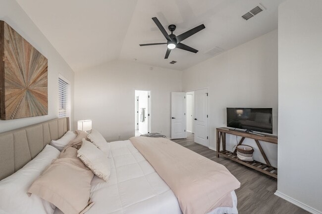 Building Photo - 3bed/2bath Cozy Chic with Backyard Oasis