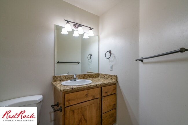 Building Photo - Conveniently located 3 Bedroom Townhome