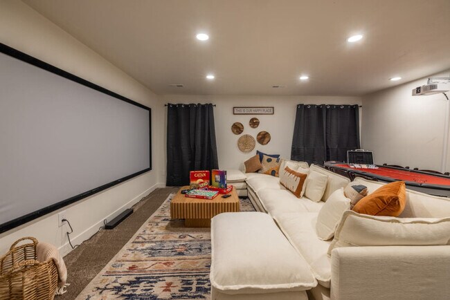 Building Photo - 1157 E Sego Lily Dr