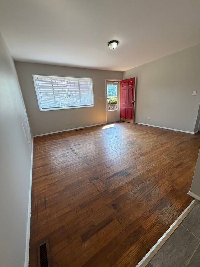 Building Photo - 3 Bedroom in Frankfort!