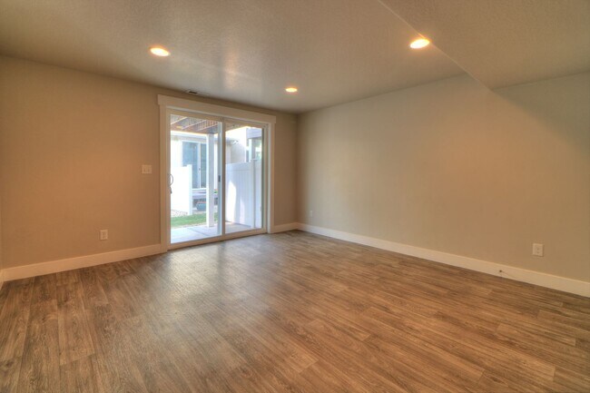 Building Photo - Pet friendly Herriman Townhome