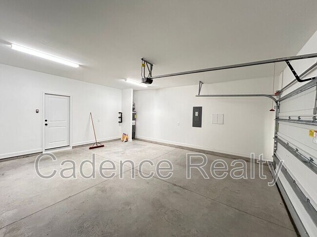 Building Photo - 1637 Grey Cliff Run