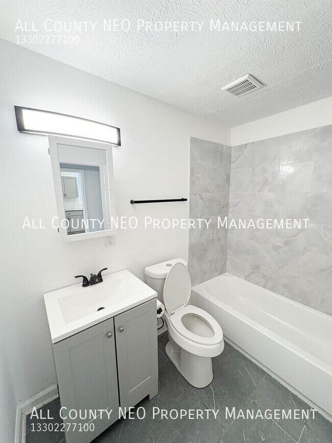 Building Photo - 2232 W 104th St