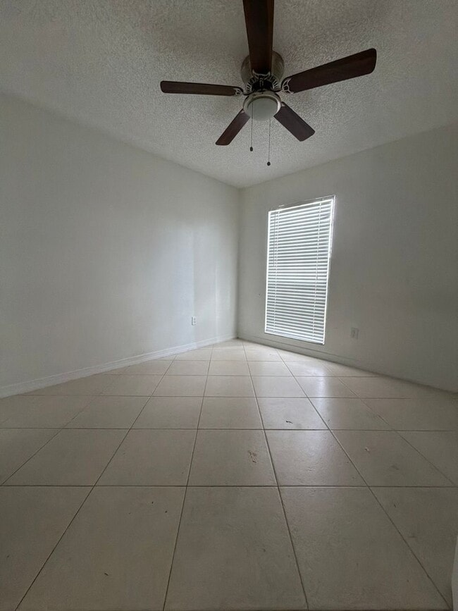 Building Photo - 13855 Glasser Ave