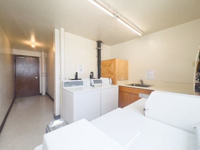 Building Photo - Fully Renovated 1 BR Unit at Kapiolani Manor