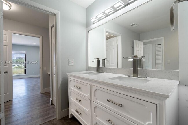 Building Photo - 6211 SW 116th Pl