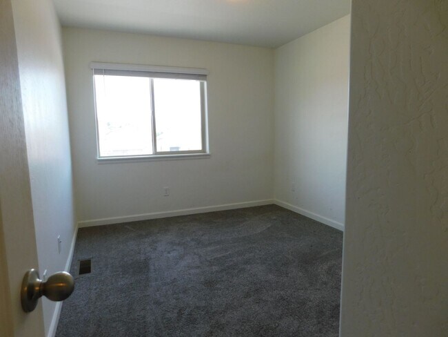 Building Photo - Newer Townhome Close to Shopping