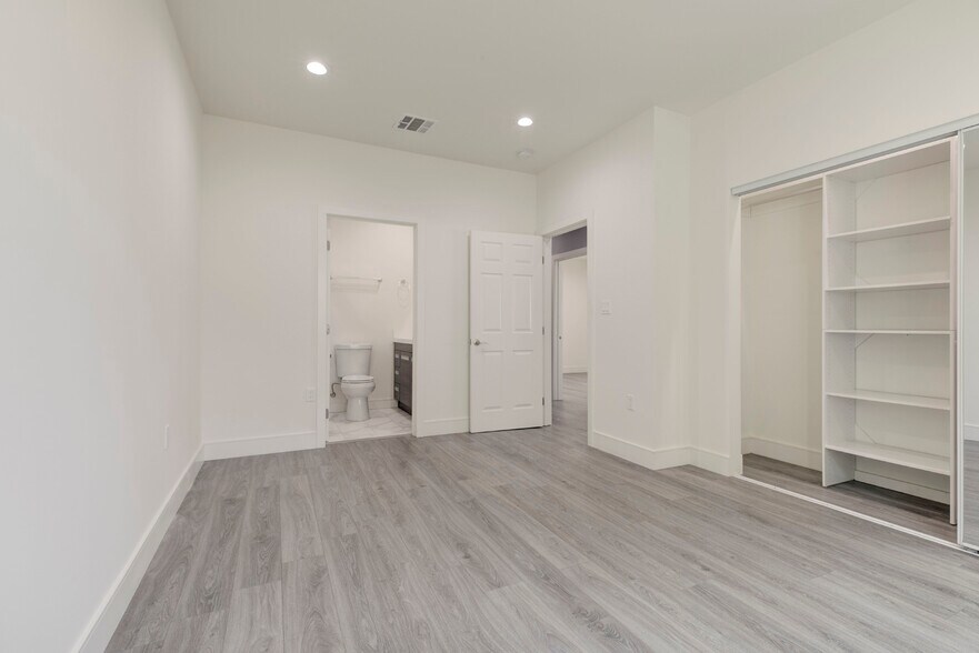 Building Photo - 6954 Jellico Ave