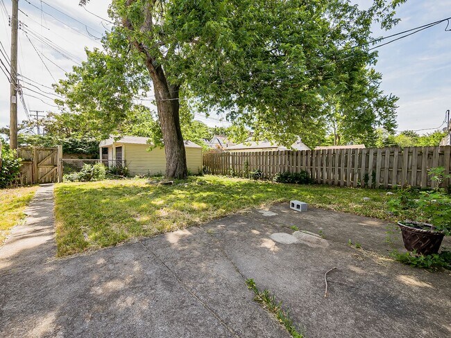 Building Photo - Charming Royal Oak Bungalow Near Downtown!