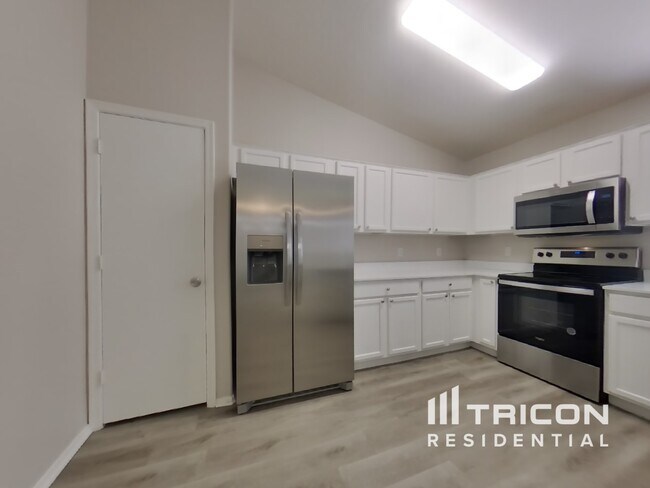 Building Photo - 13261 W Paradise Ln