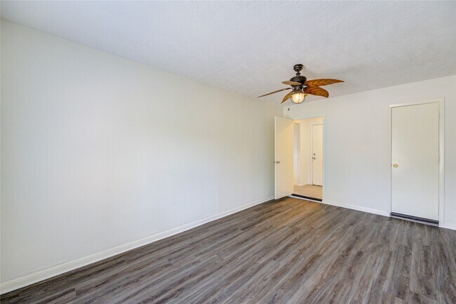 Building Photo - 9811 Shadydale Ln