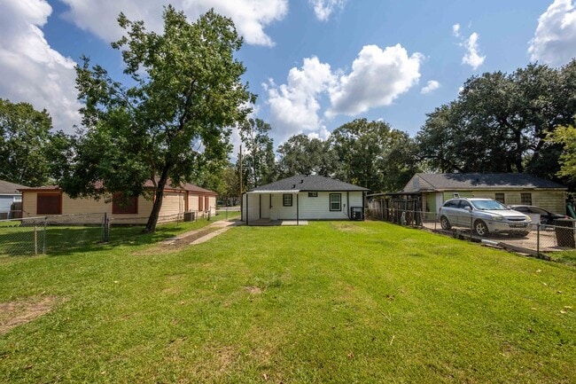 Building Photo - Beautiful 2 Bedroom / 1 Bathroom home in B...