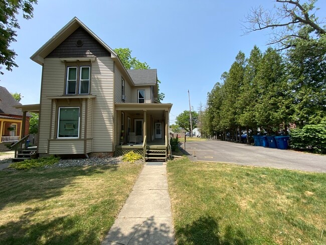 Front of house and parking area. - 309 N Davison St