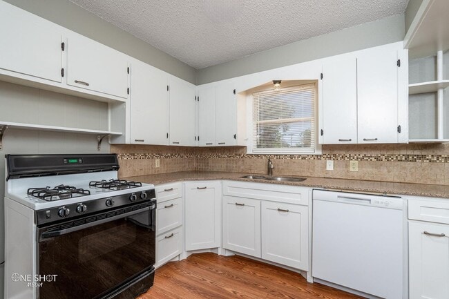 Building Photo - 1002 S San Jose Dr