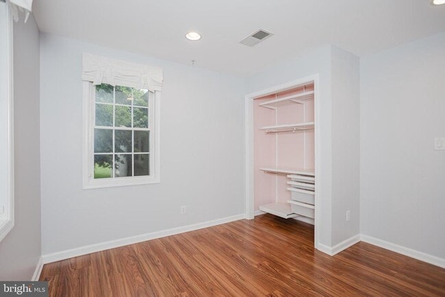 Building Photo - 2177 Chain Bridge Rd