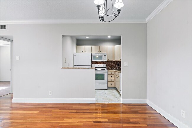 Building Photo - 140 Cypress Club Dr