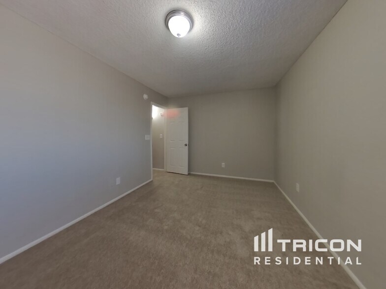 Building Photo - 8602 W Sells Dr