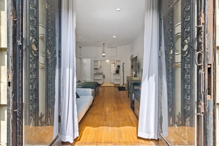 Building Photo - 43 W 85th St