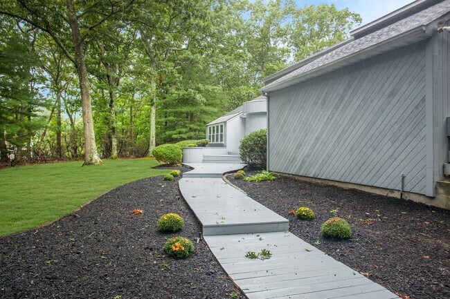 Building Photo - 12 N Ridge Rd