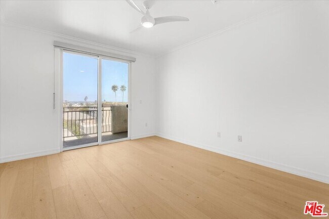Building Photo - 1450 S Beverly Dr