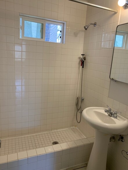 Bath w/ doggie shower - 3003 Worthington Ave
