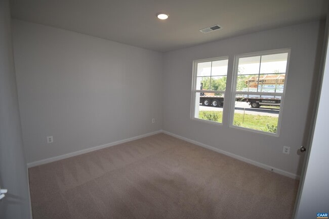 Building Photo - 335 Horse Path Dr