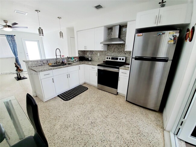 Building Photo - 55 SW 77th Ave